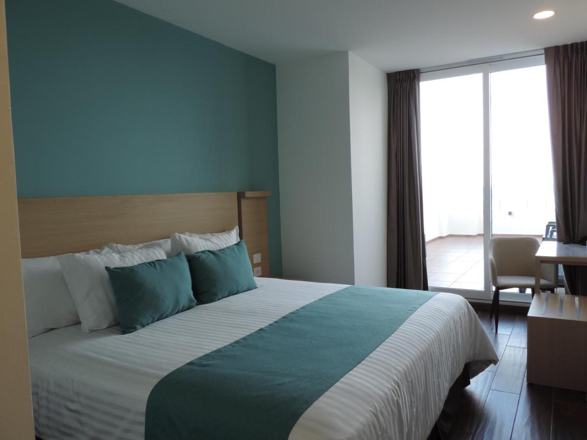 Habitación con cama extragrande y vistas al mar