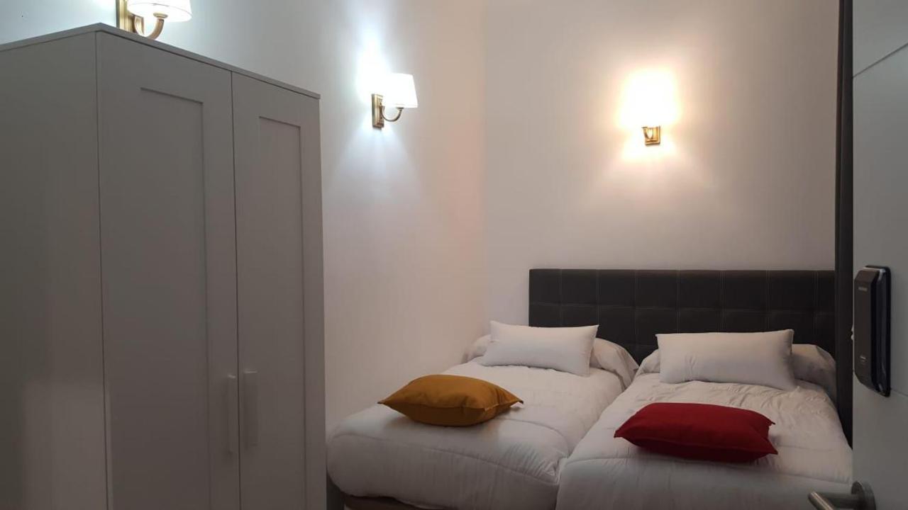 Quarto com 2 Camas de Solteiro e Terraço