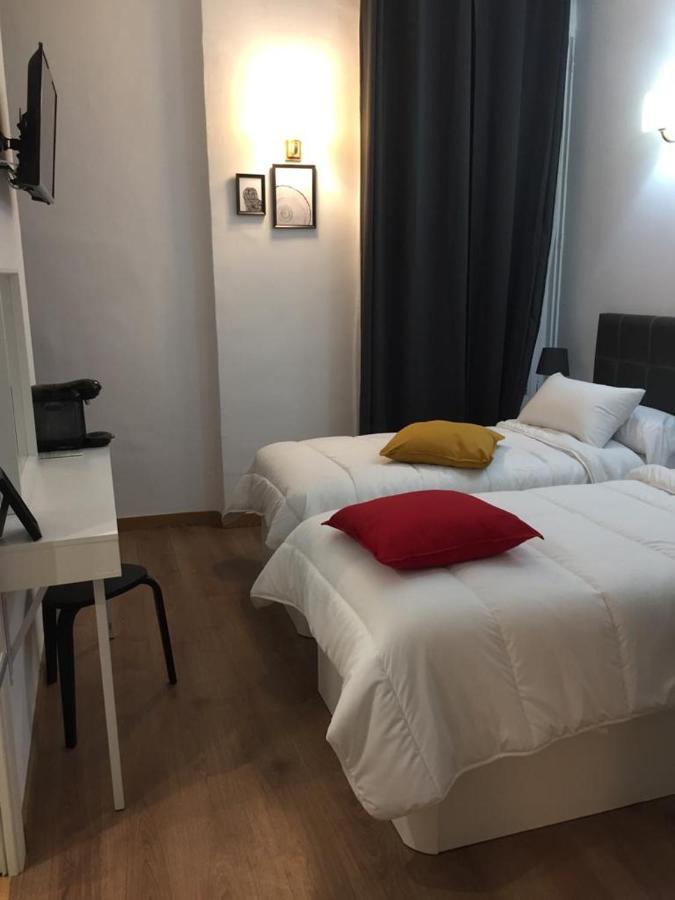 Quarto com 2 Camas de Solteiro e Terraço