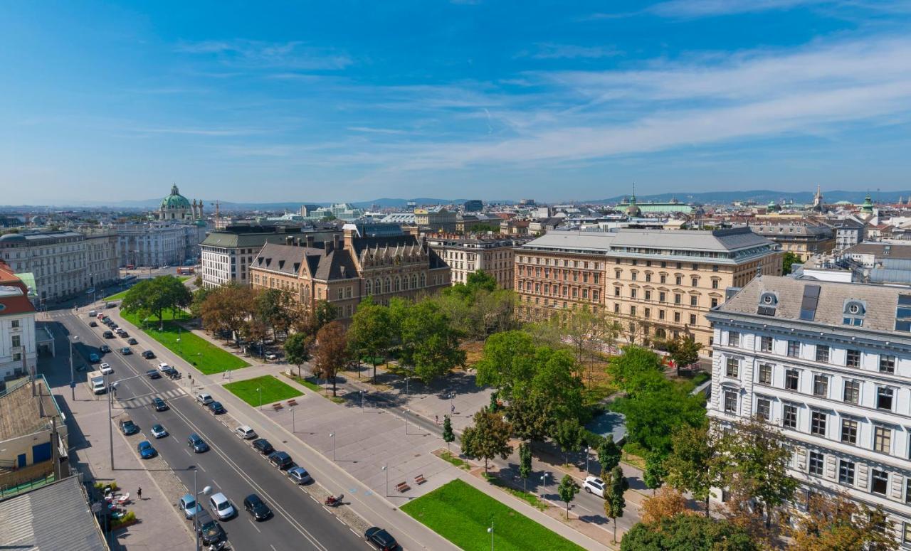 Premium Zimmer mit Kingsize-Bett und Blick auf die Stadt