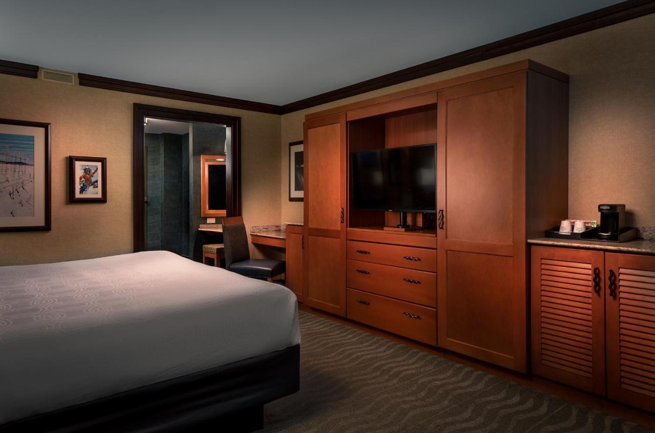 Deluxe Room One King Bed Smoking