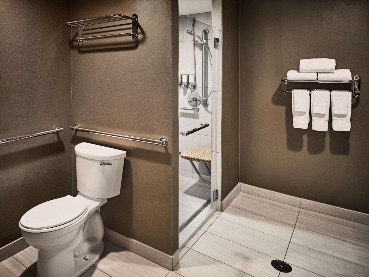 Deluxe King Mobility or Hearing Accessible Tub