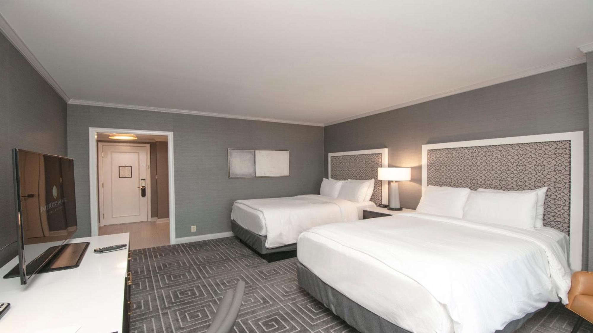 Standard Double Room with Two Double Beds and Plaza View - Lounge Access