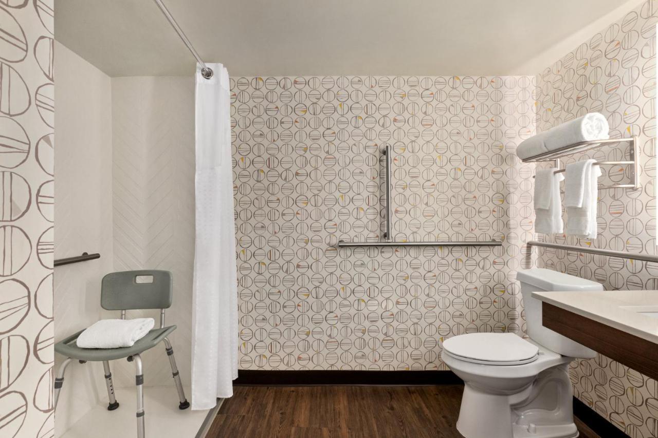 King Room Hearing Accessible Roll Shower