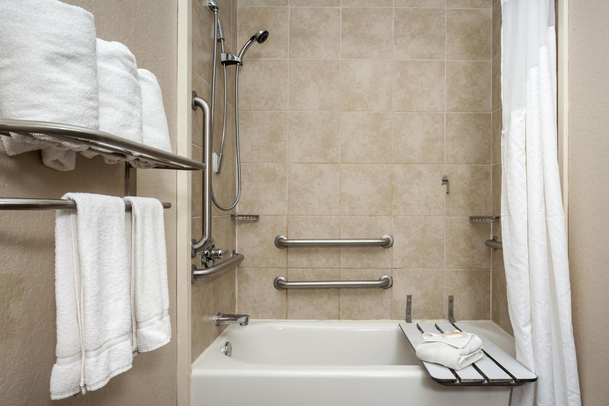 Standard King Room Mobility Accessible Tub,1566949094:JPEG