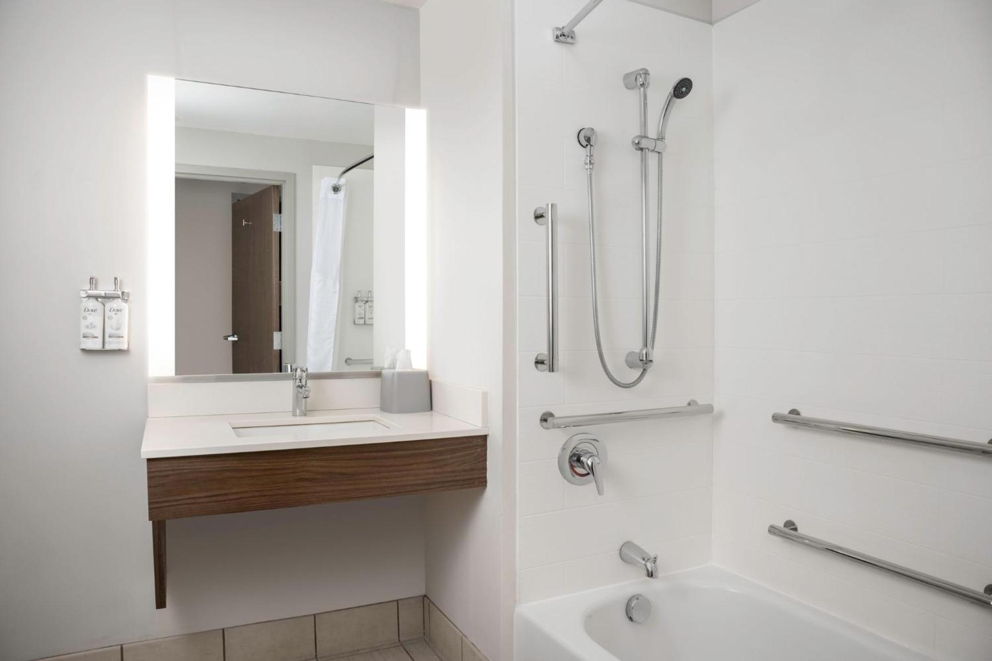 Standard King Room Accessible Tub Mobility Access,1500823024:JPEG