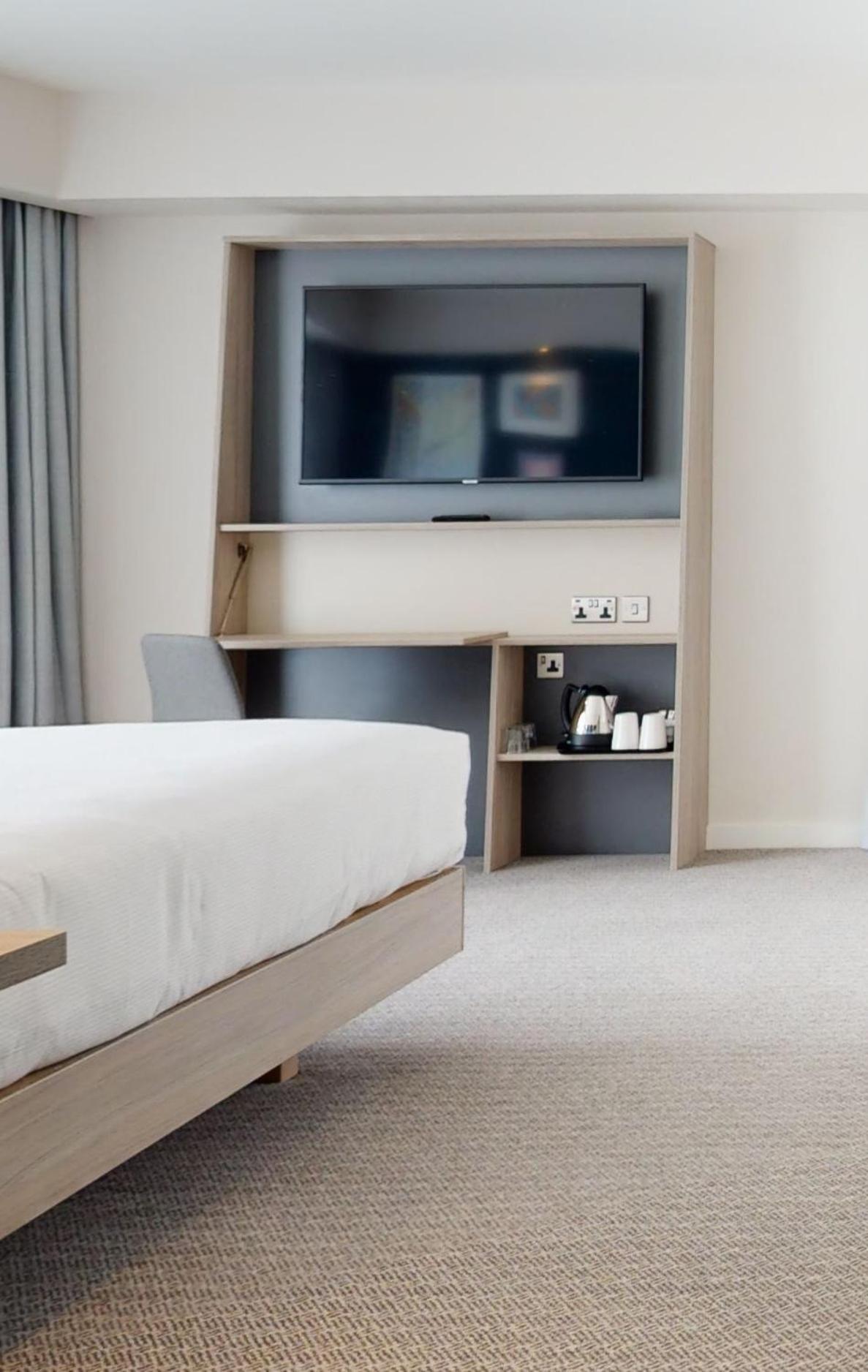 Queen Room Accessible