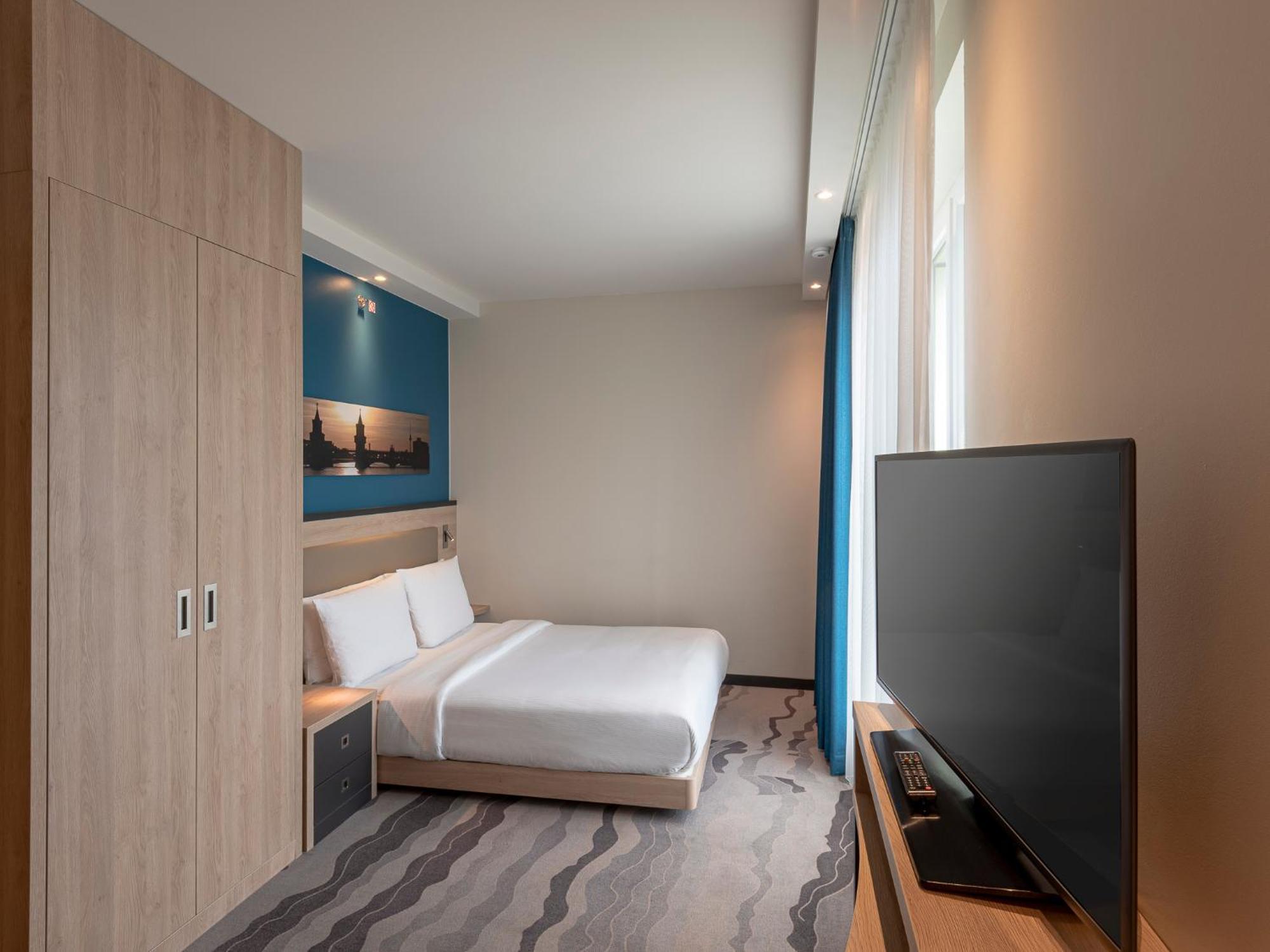 Chambre Lit Queen-Size Accessible aux Personnes à Mobilité Réduite