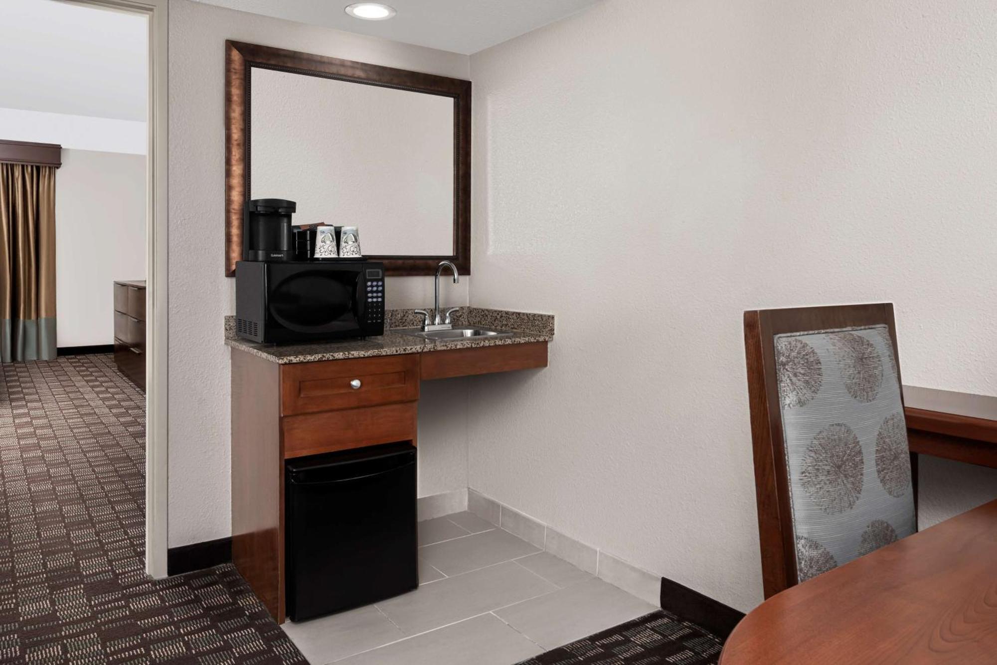 Premium King Room Roll Shower Mobility Hearing Accessible or Non-Smoking,1551972046:JPEG