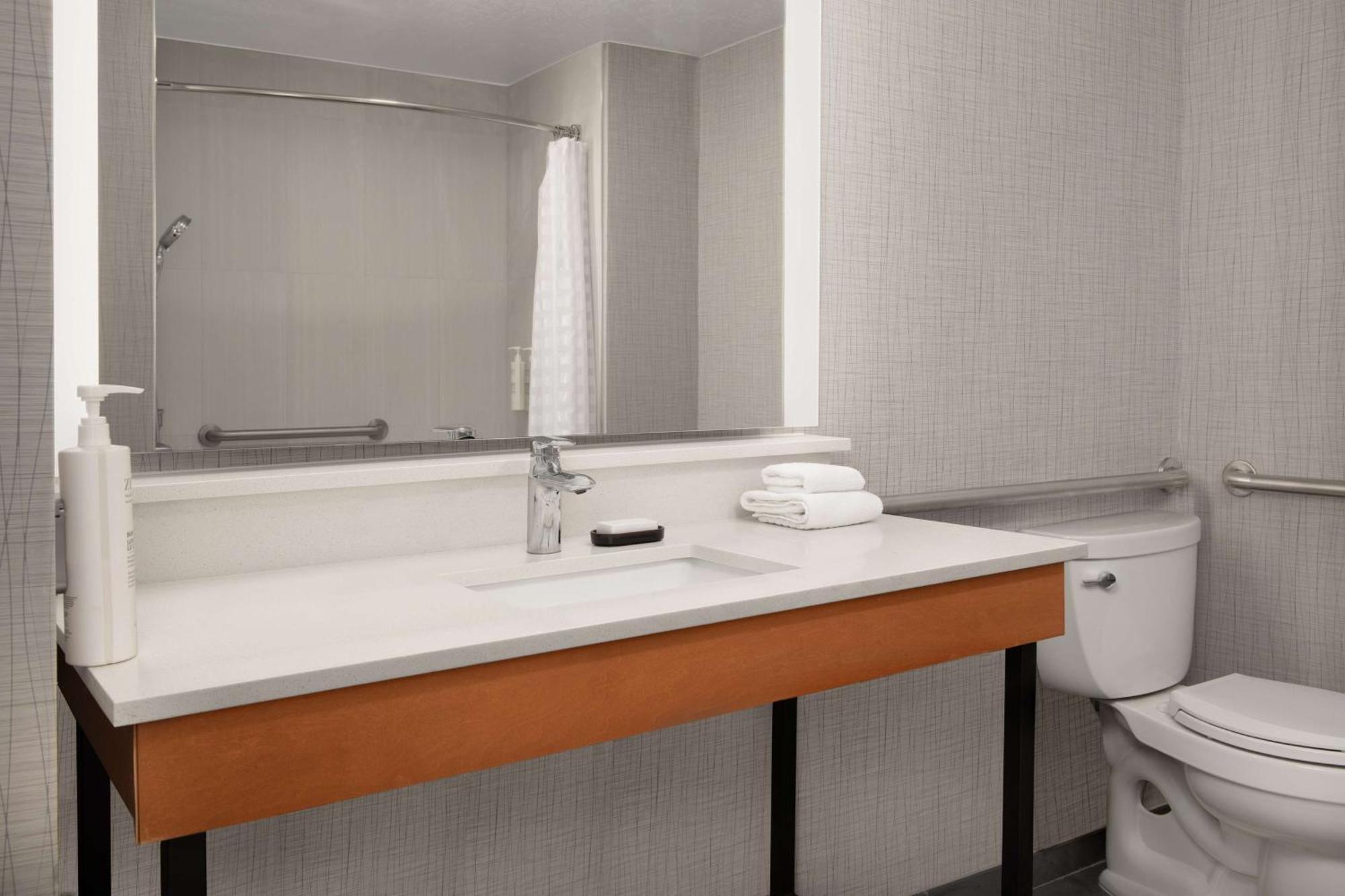 King Suite Accessible Tub Mobility Hearing Access or Non-Smoking,1588092603:JPEG
