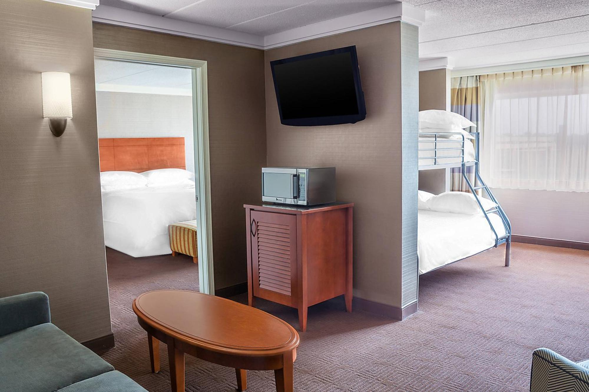 Suite 1 King bunk or 2 Queen Sofa bed,1608293425:JPEG