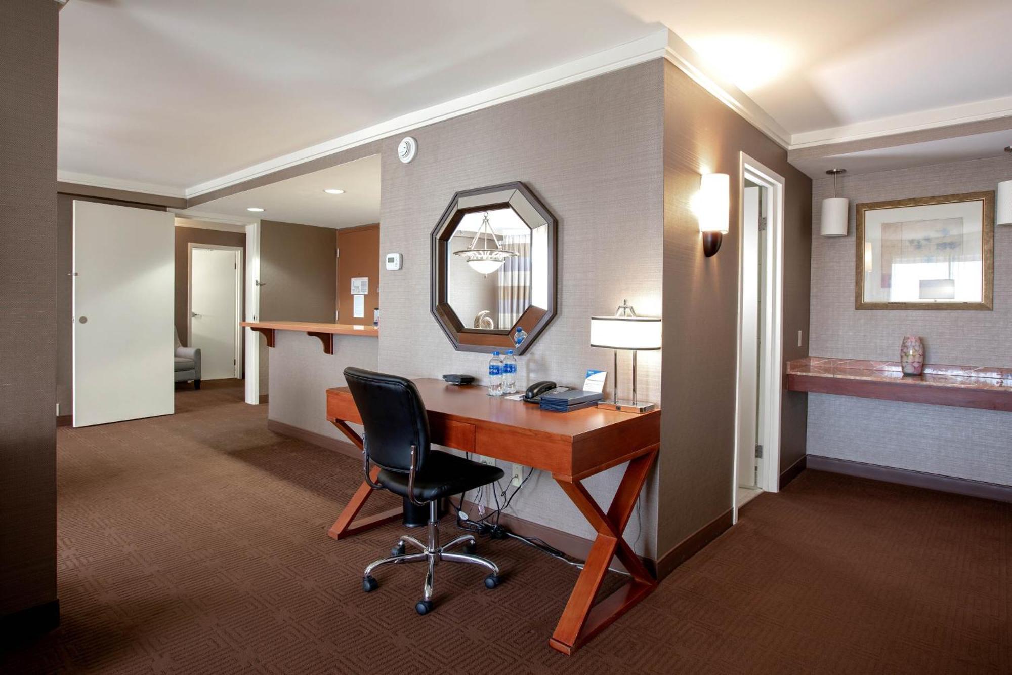 Concierge level Suite 1 King or 2 Queen,1608293424:JPEG