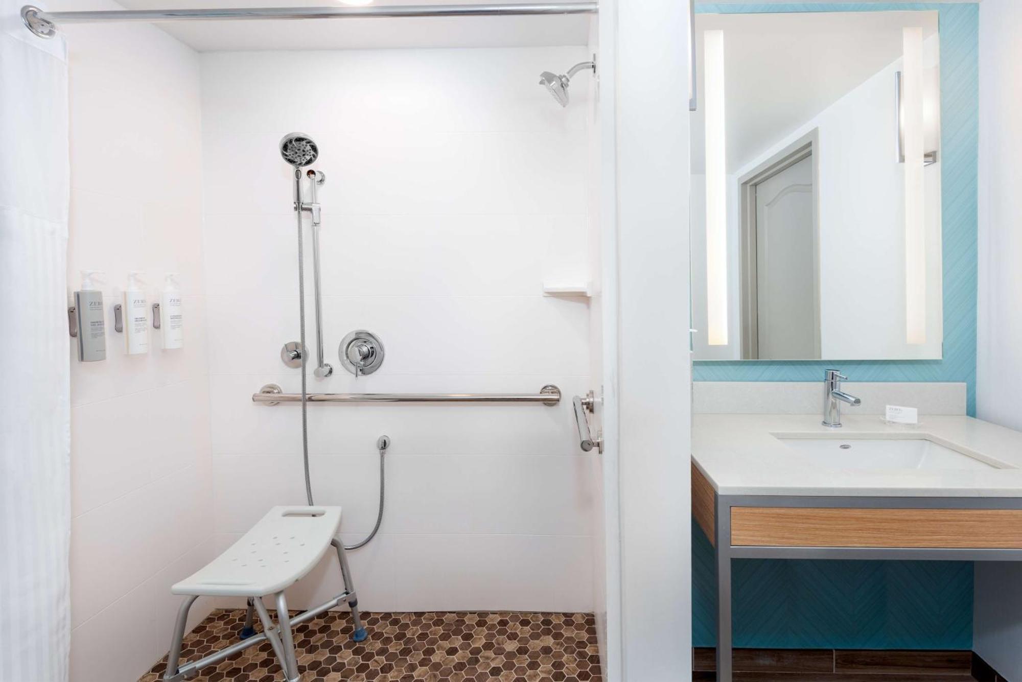 Quarto Com Cama Queen-size Acessível para Hóspedes com Mobilidade e Capacidade Auditiva Reduzida