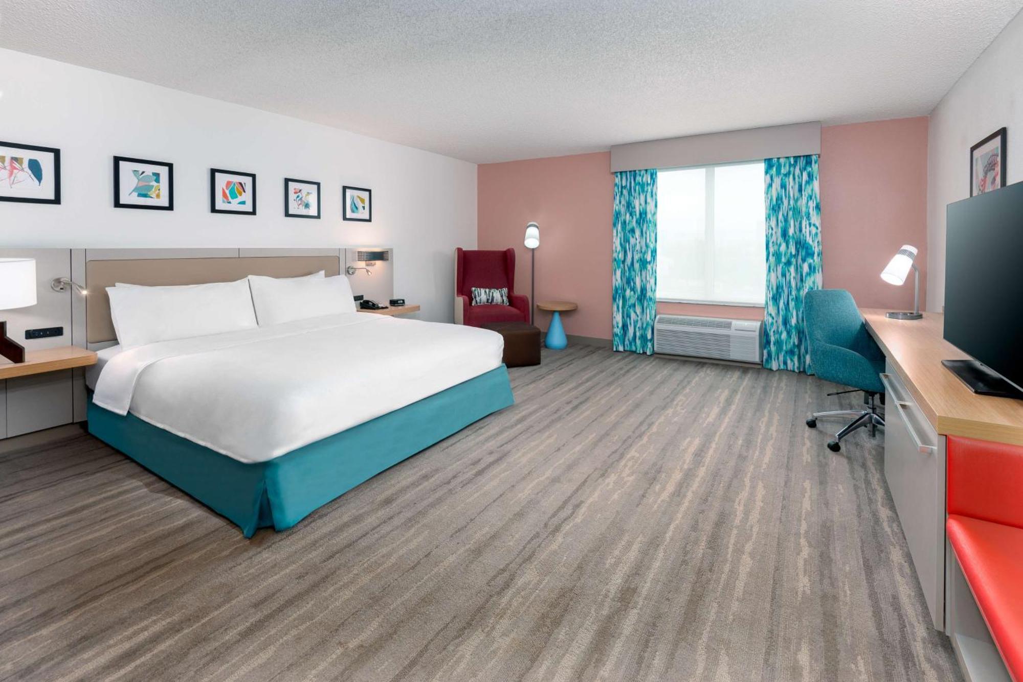 Quarto com Cama King-size e Banheira - Acessível para Hóspedes com Mobilidade Reduzida e Deficiência Auditiva