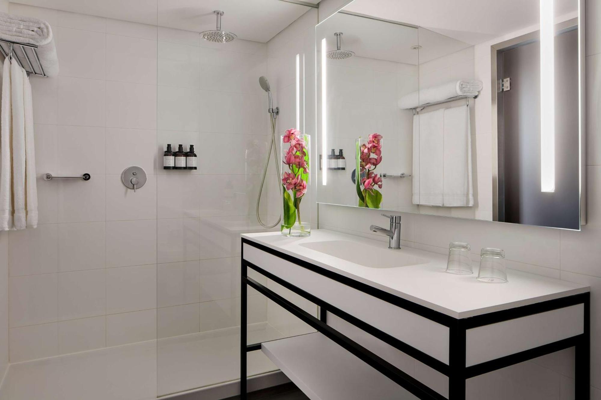 Deluxe Double or Twin Room Marina View