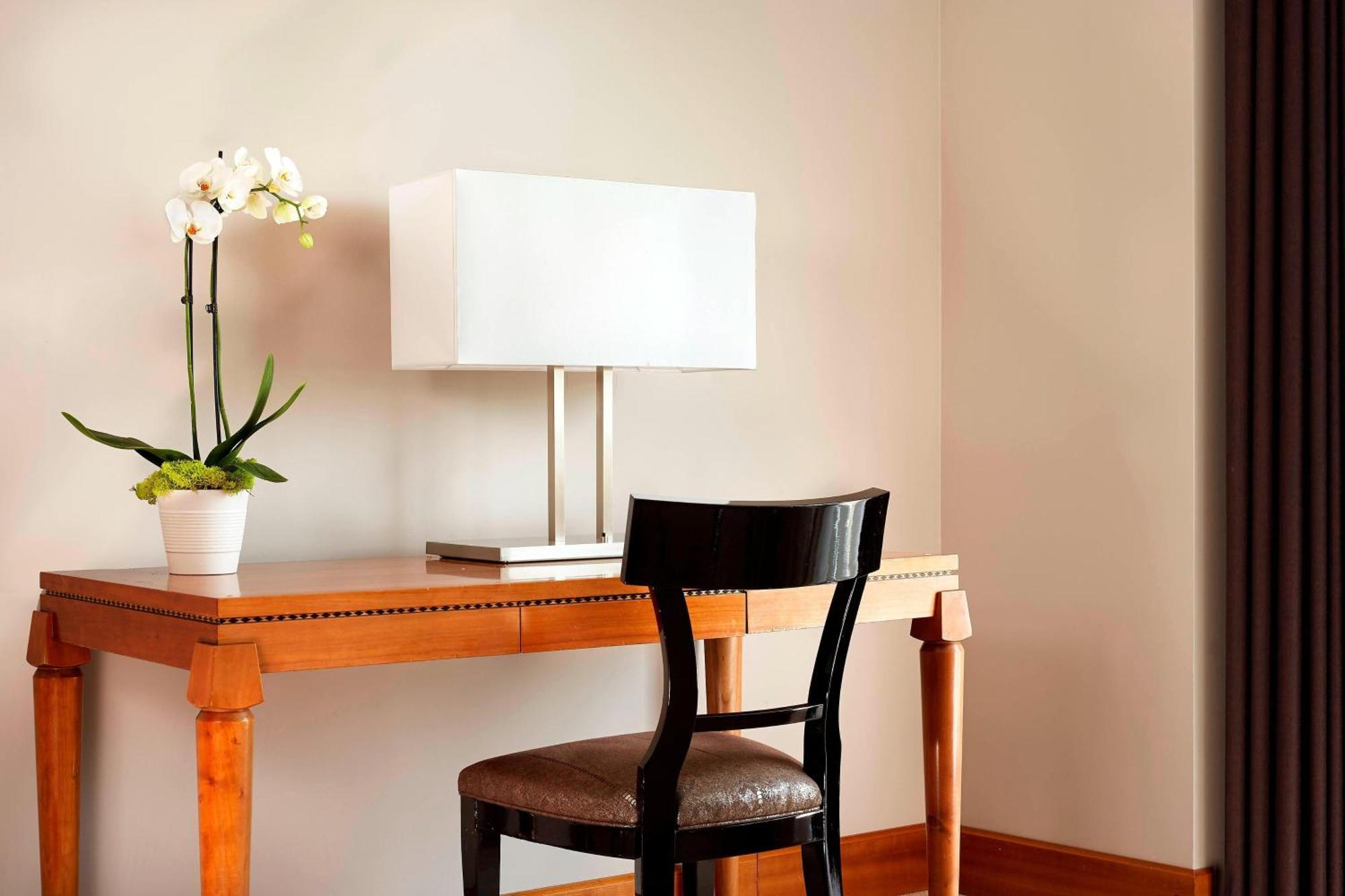 Large Executive King Room City View