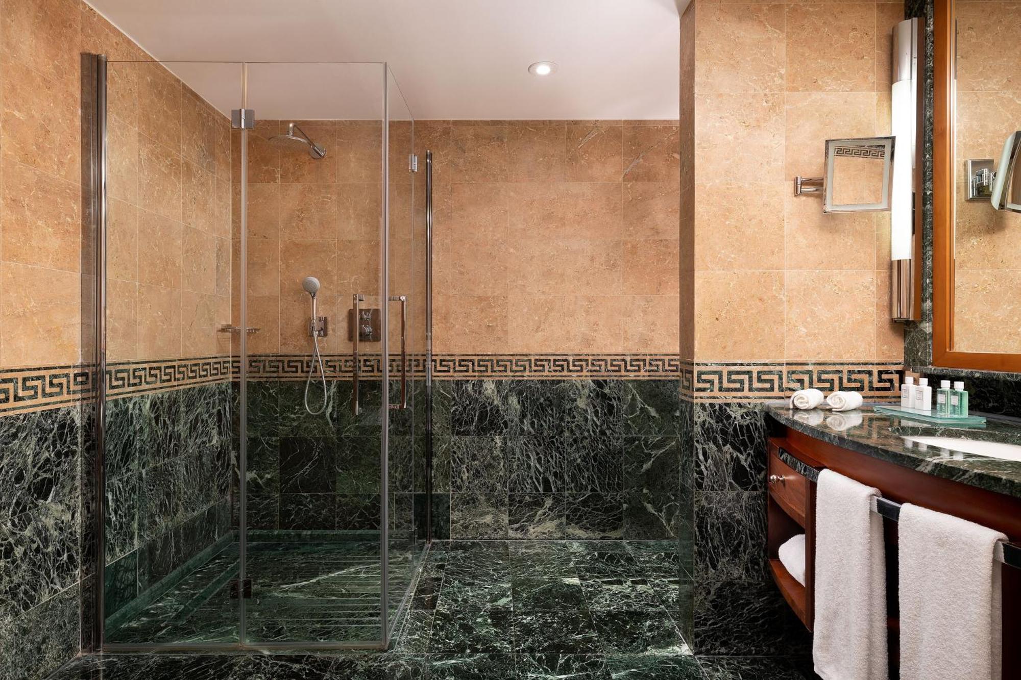 Large Executive King Room Lake View