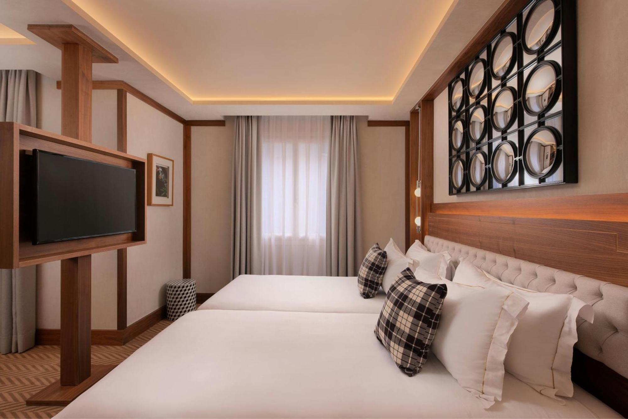 Vintage Guest room Twin Beds