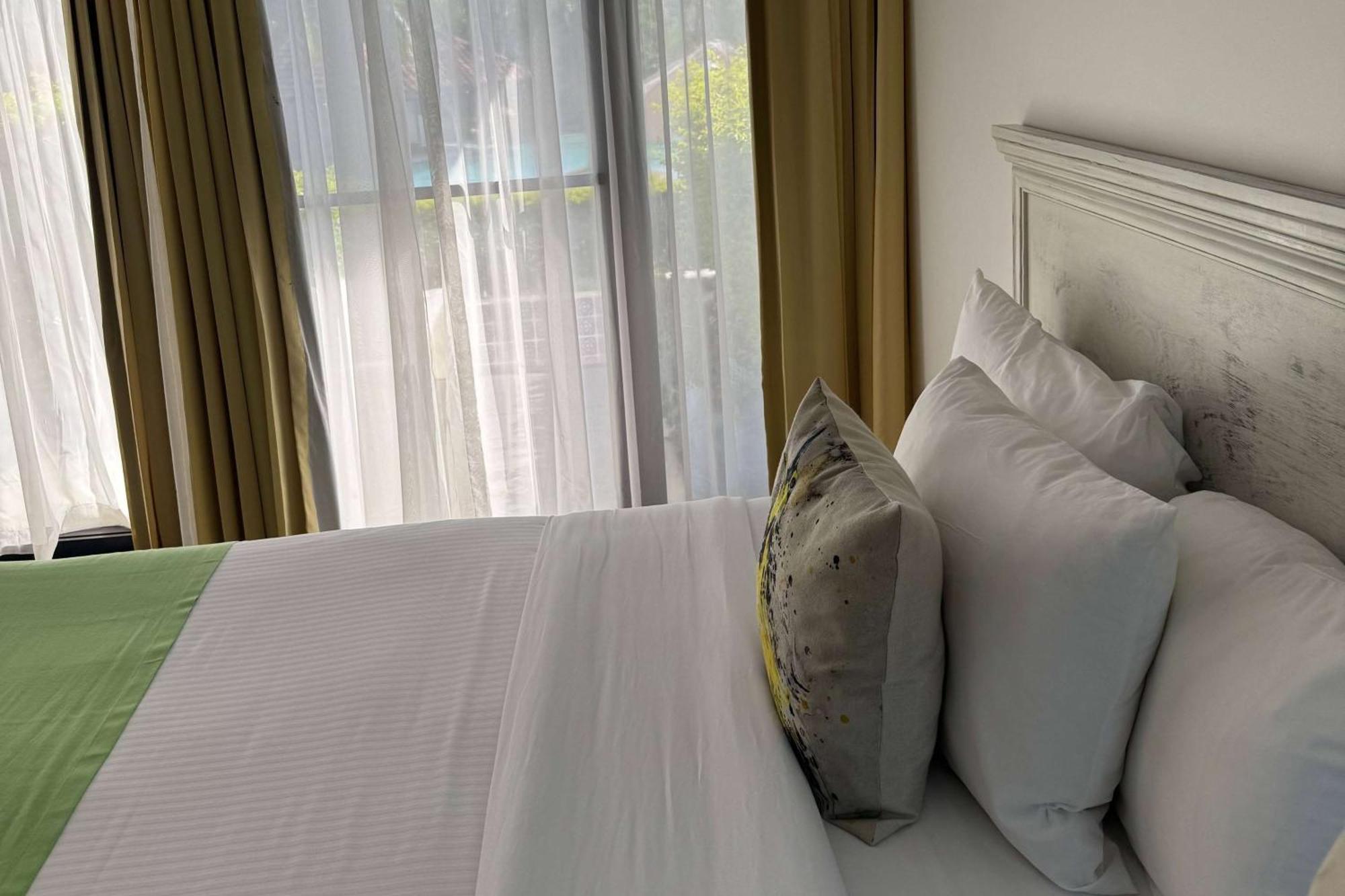 Kamer met Kingsize Bed en Uitzicht op het Zwembad - Rookvrij