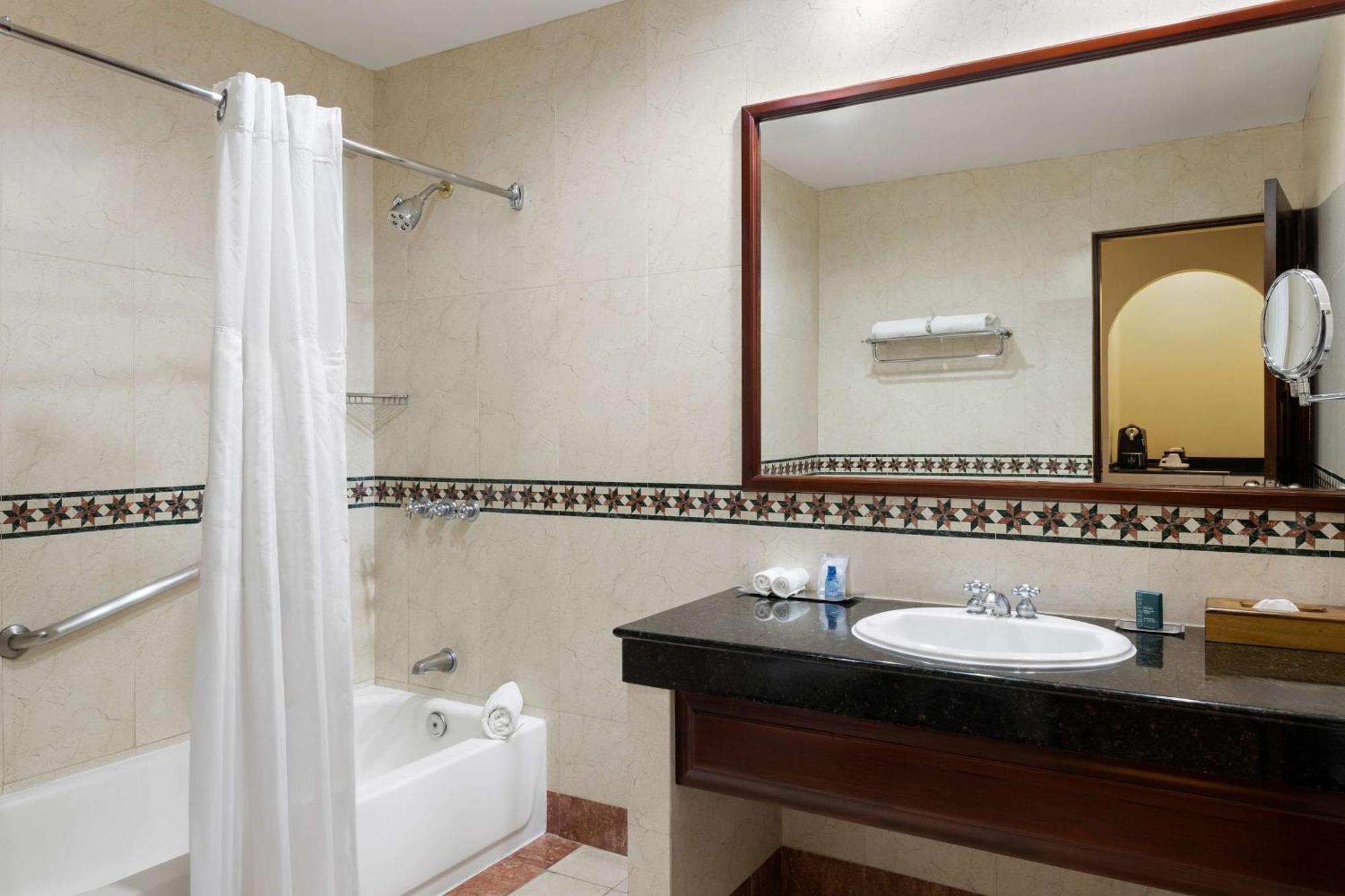 Executive King Room Balcony Lounge Access