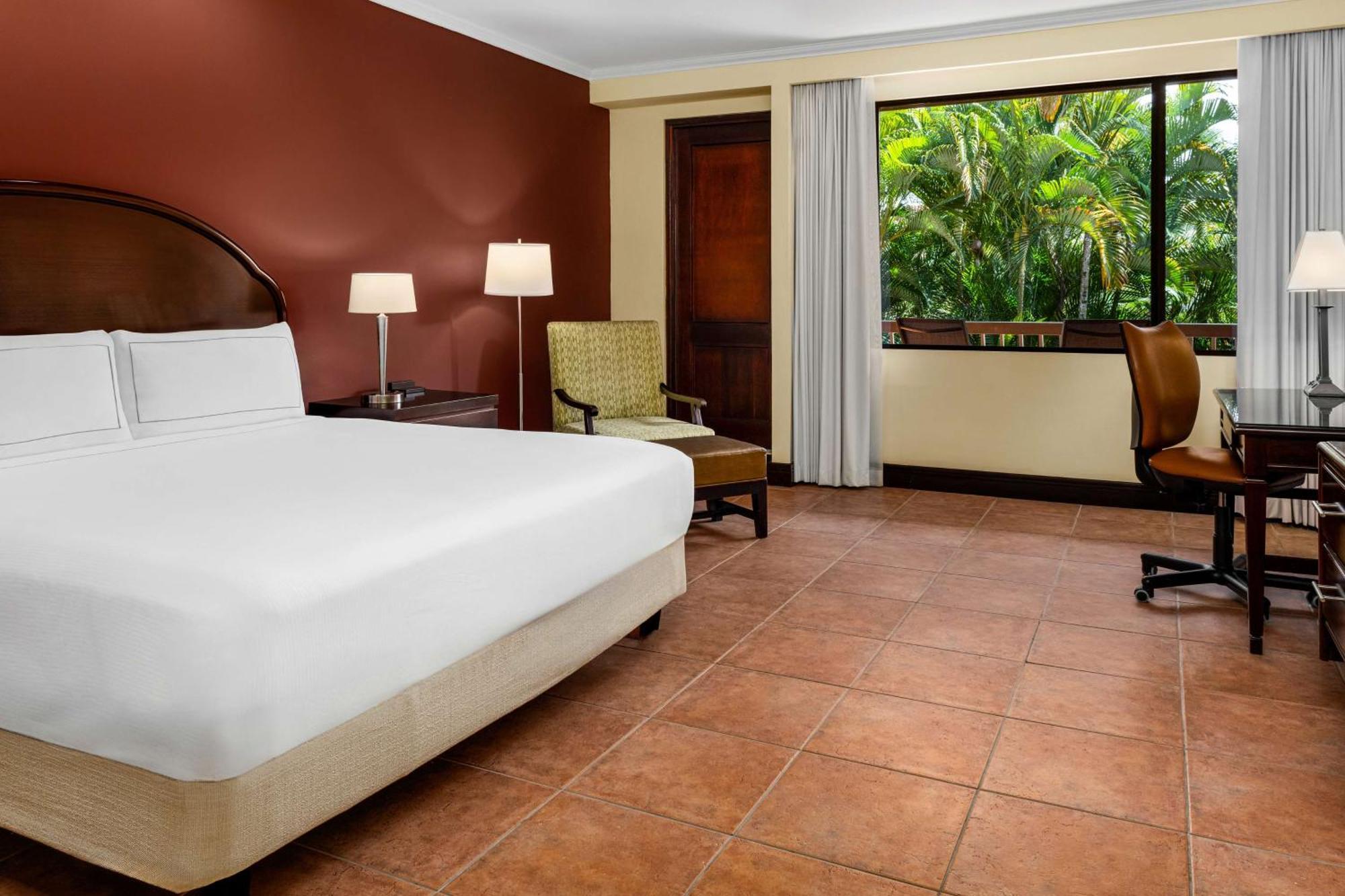 Executive King Room Balcony Lounge Access