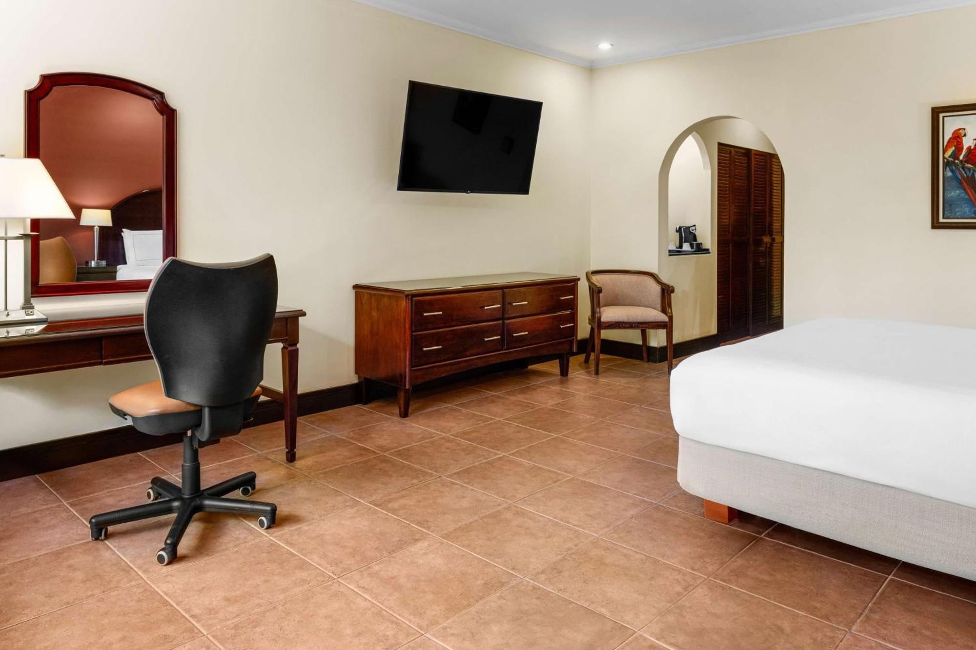Executive King Room Balcony Lounge Access