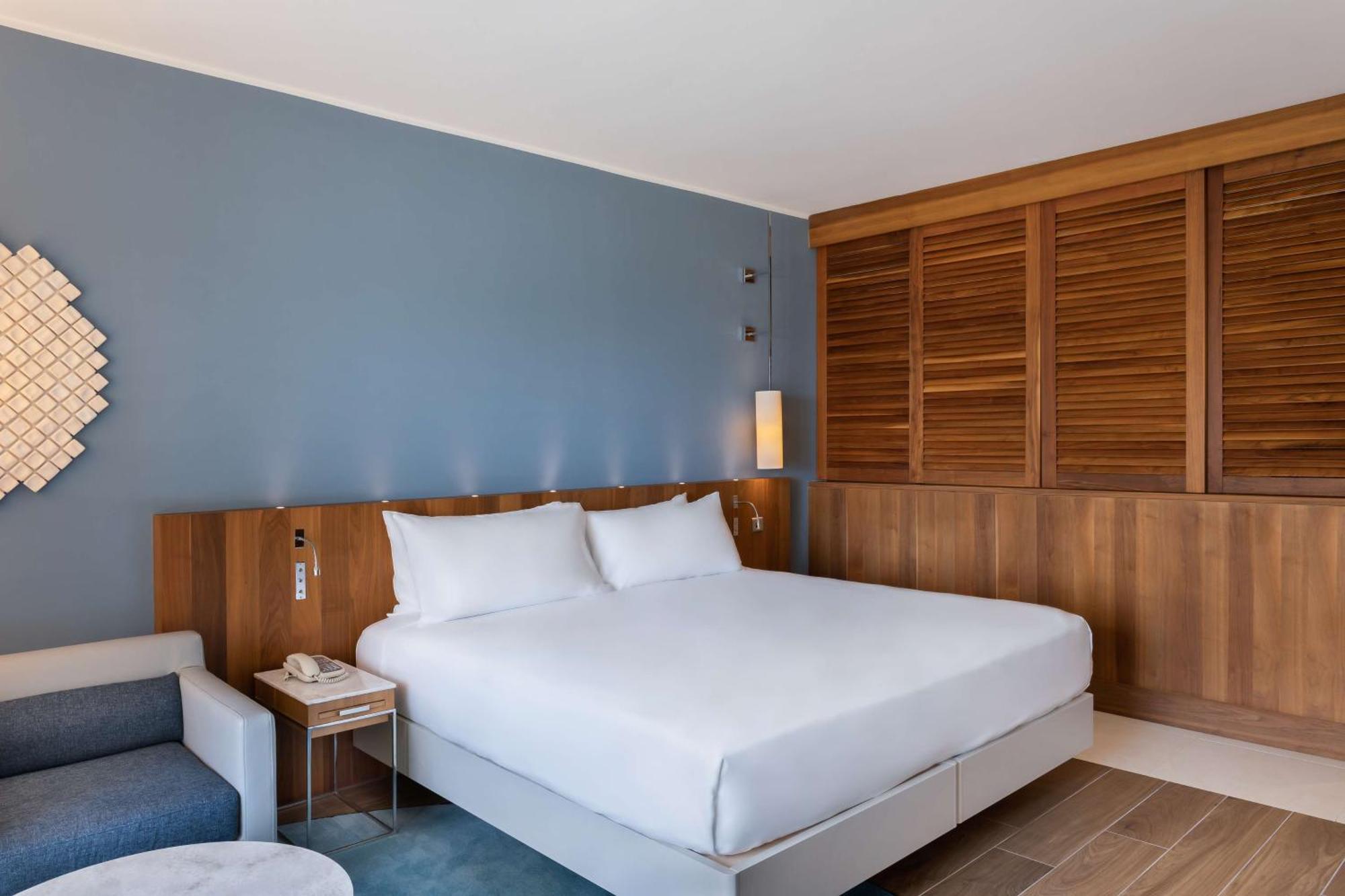 Quarto King Deluxe com Sofá-cama e Vista Jardim