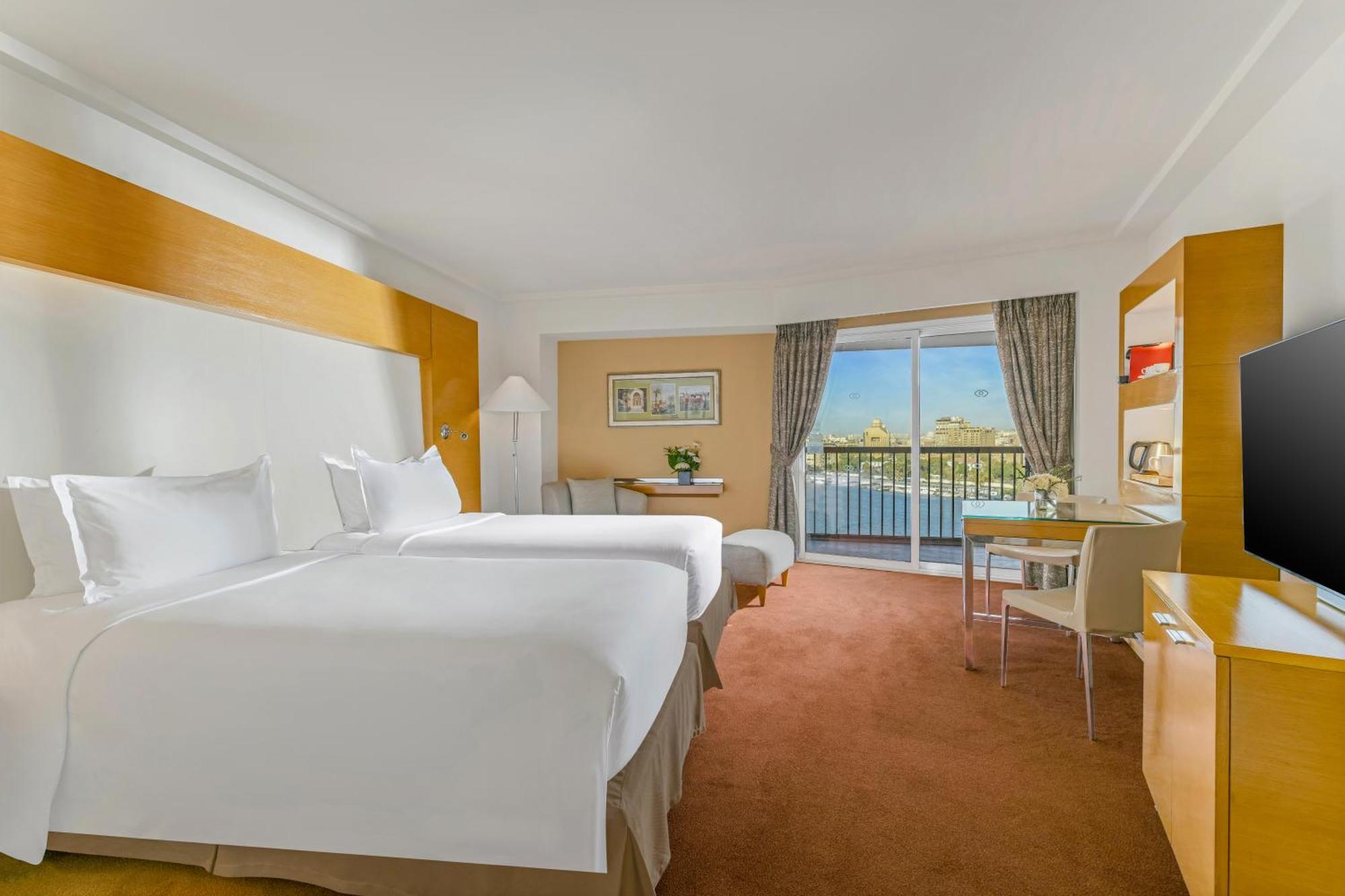 Quarto Premium com 2 Camas de Solteiro e Vista Parcial do Nilo