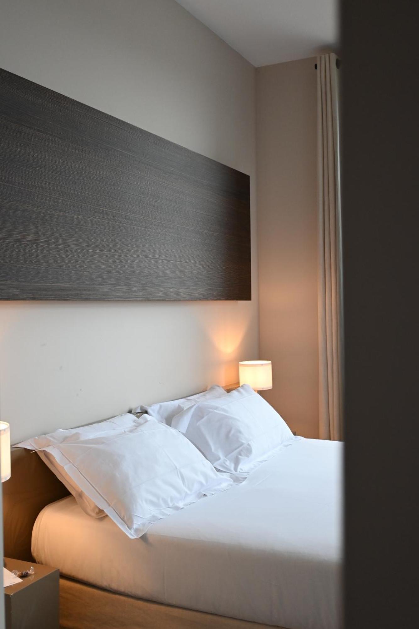 Double Room Overlooking the Place,1706772223:JPEG
