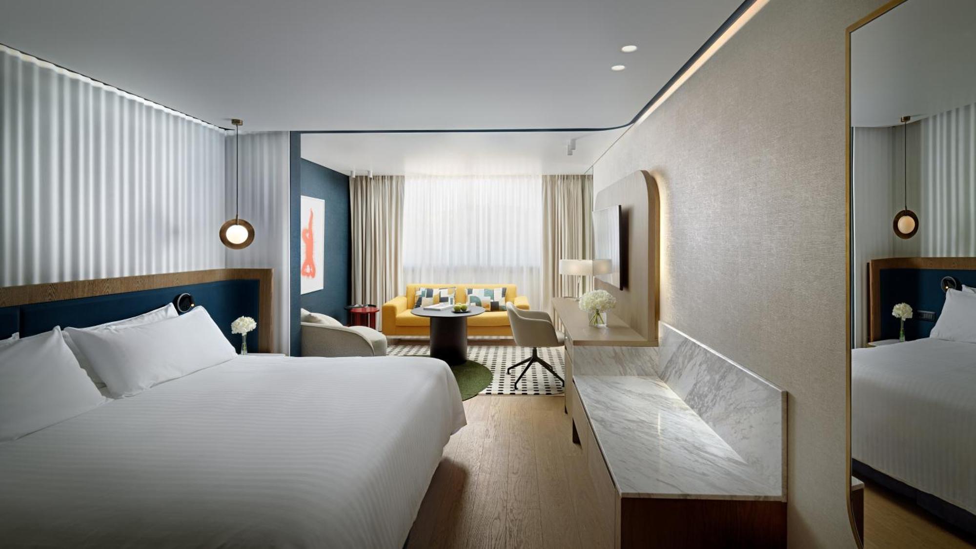Classic Zimmer mit Kingsize-Bett, Blick auf die Akropolis und Zugang zum Club