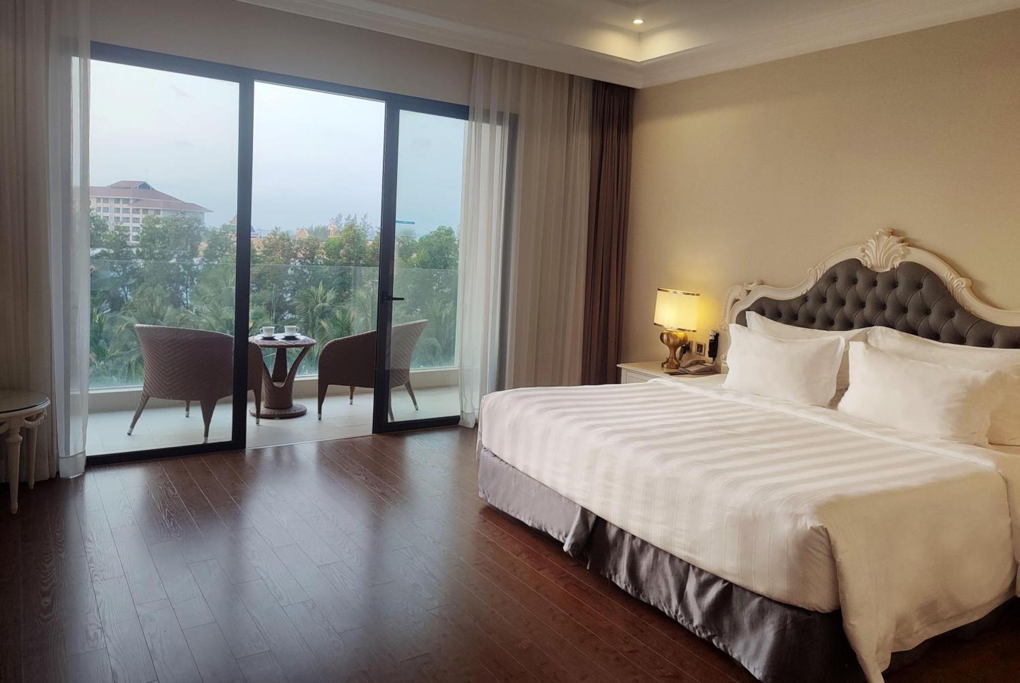 Deluxe King Room Garden View