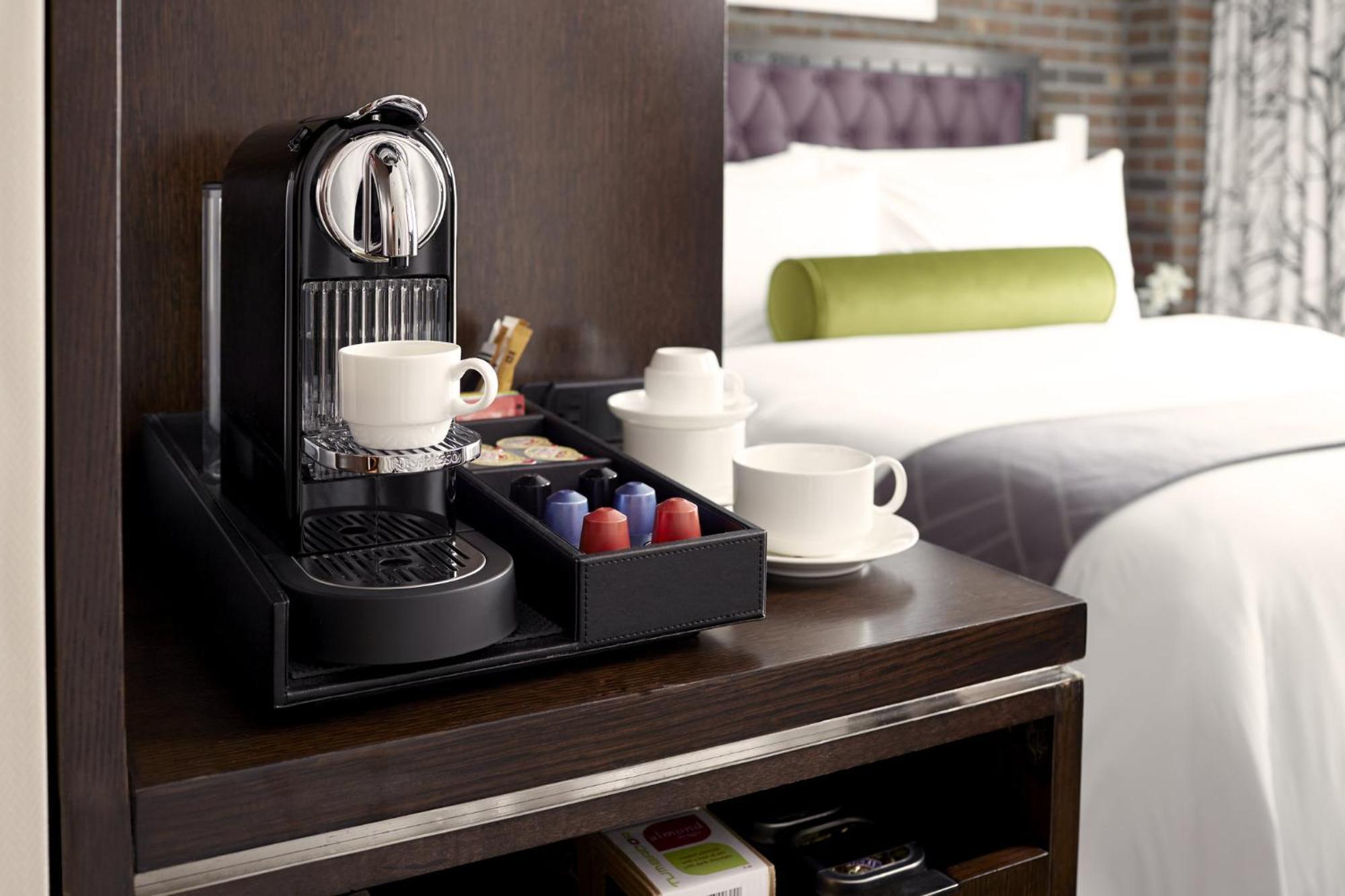Quarto Archer com Cama King-size e Vista do Edifício Empire State - Acessível para Hóspedes com Mobilidade e Capacidade Auditiva Reduzidas