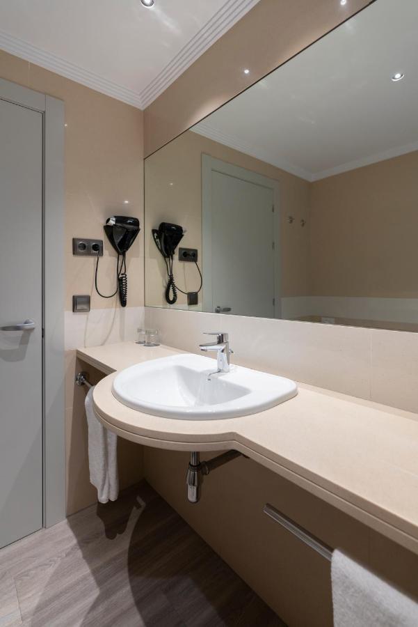 Double Room with Extra Bed (2 Adults + 1 Child),979012417:JPEG