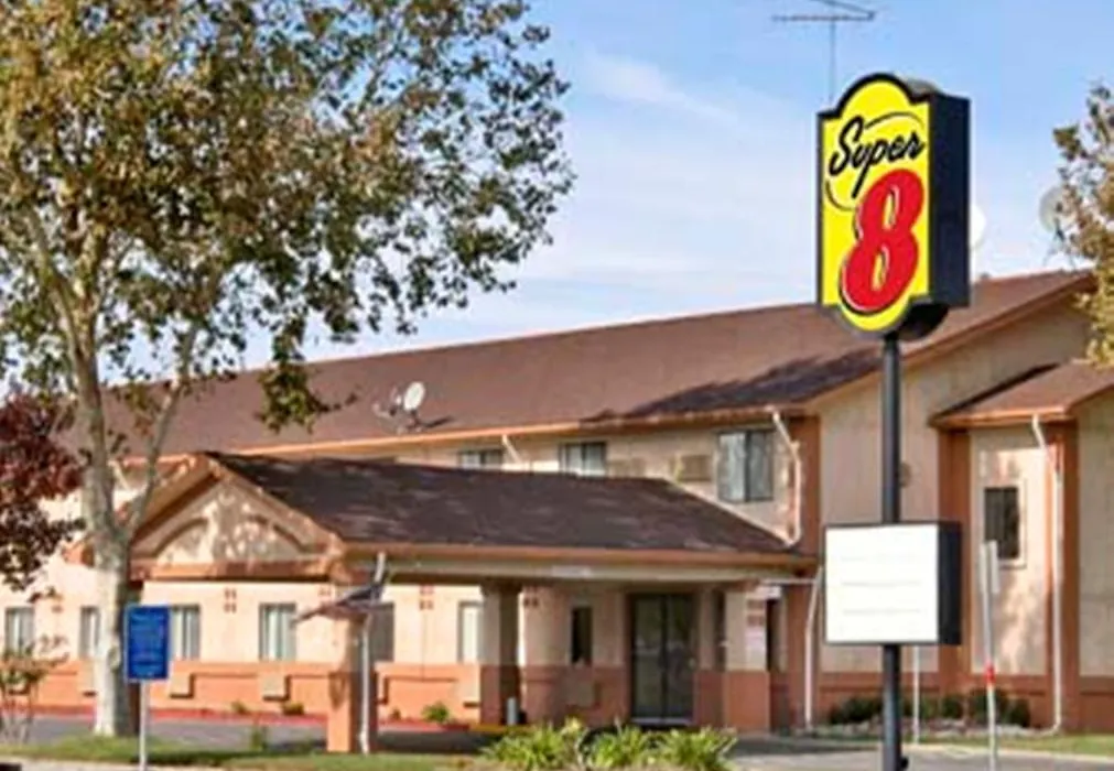 Super 8 By Wyndham Willows-1