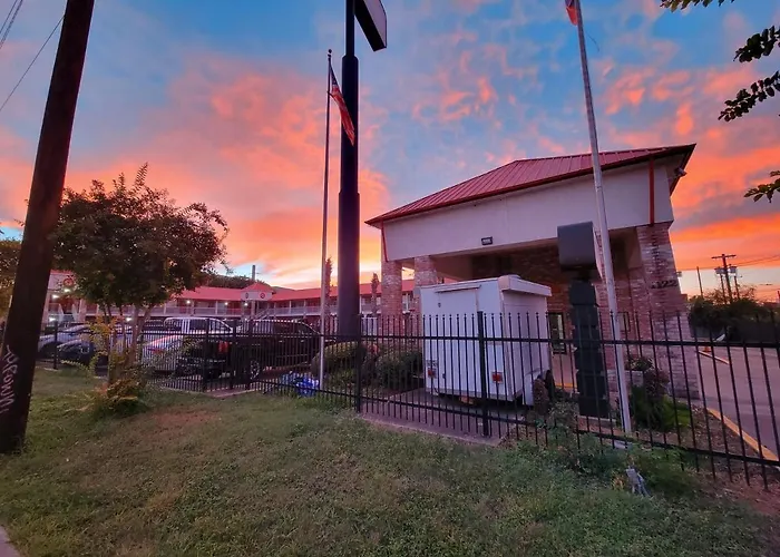 Econo Lodge Inn & Suites Downtown