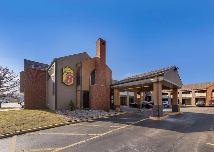 Motel: Super 8 By Wyndham Kansas City Airport North