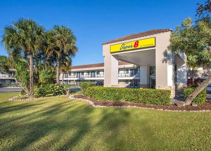 Cheap hotel: Super 8 By Wyndham Naples