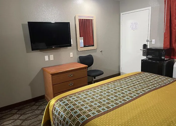 Cheap hotel: Super 7 Inn