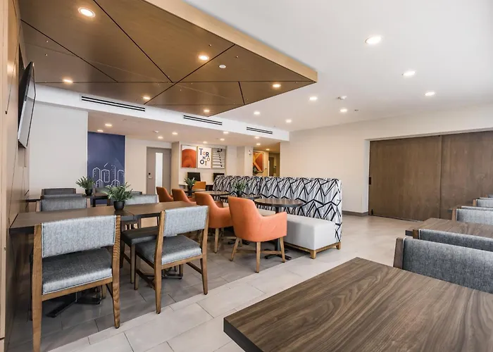 Pet Friendly hotel: Holiday Inn Express Toronto-North York By Ihg