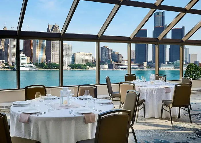 Hotel with pool: Doubletree By Hilton Windsor, On