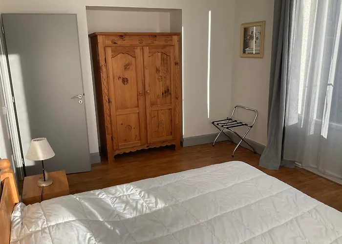 Les 4 flocons, avec piscine extérieure chauffée à 100m du lac et du centre , wifi, parking, sauna