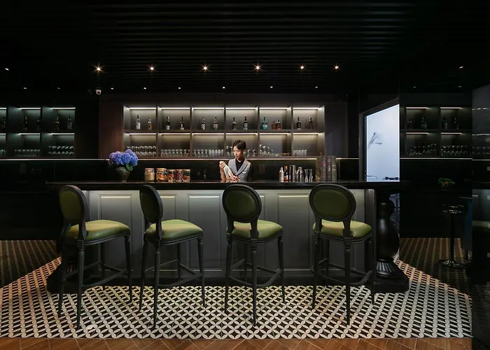May De Ville Crown Hotel