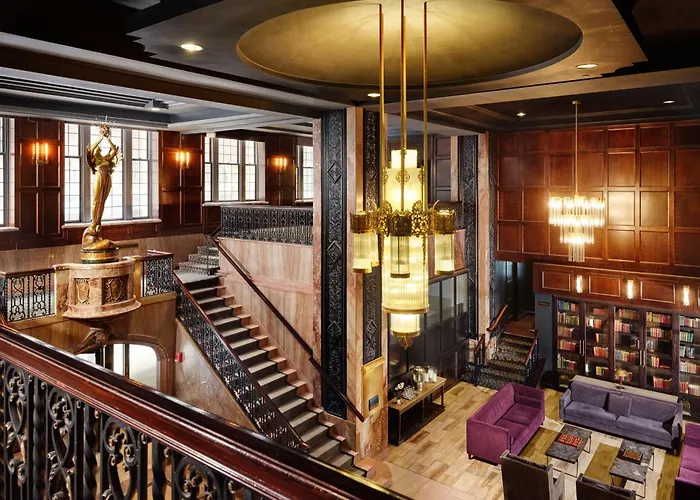 Kid friendly hotel Phillips Kansas City, Curio Collection By Hilton