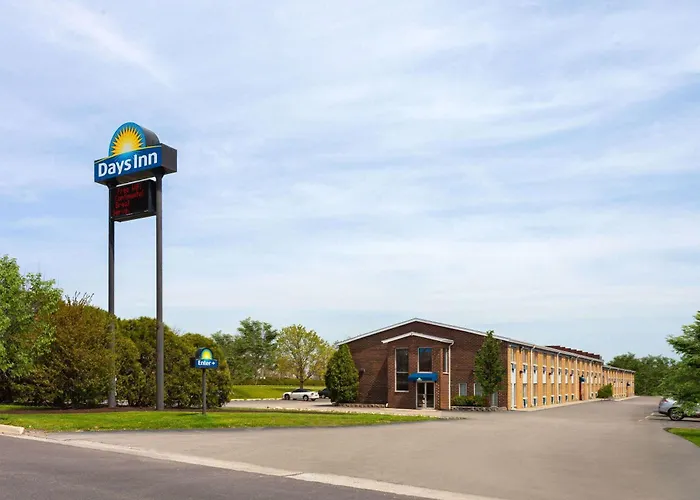 Days Inn By Wyndham Rockford I-90 Walking Distance To Casino