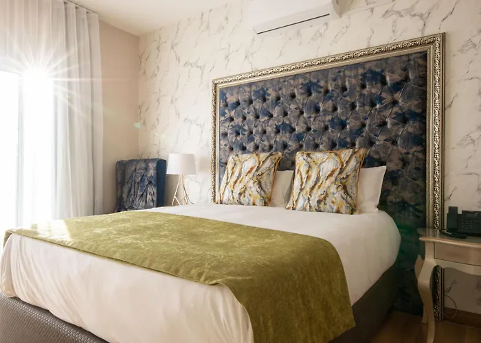 Beach hotel: Dolphin Bay Boutique Hotel And Spa