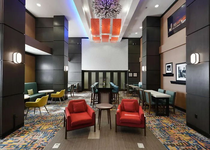 Central hotel: Hampton Inn And Suites Tulsa Central