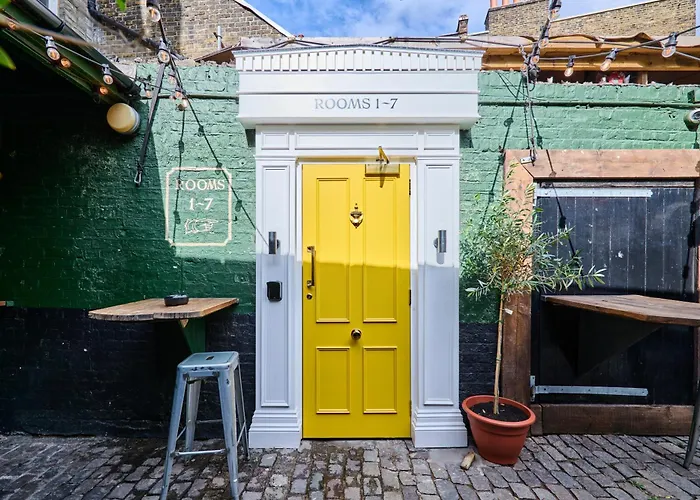 Crown Pub & Guesthouse