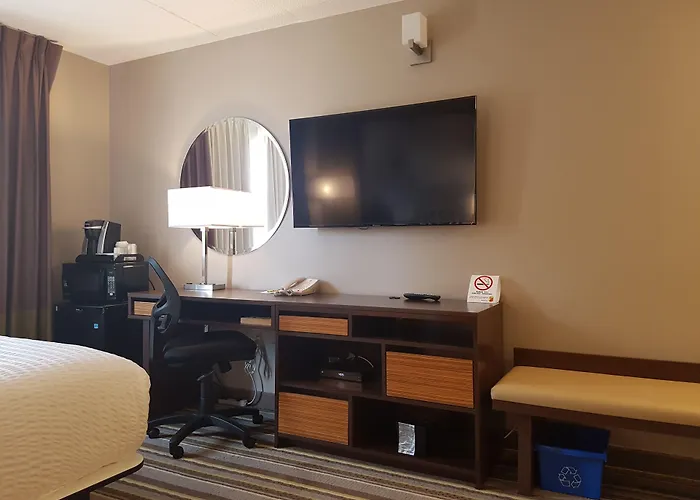 Super 8 By Wyndham Winnipeg West