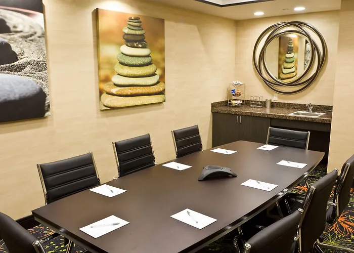 Central hotel: Hampton Inn And Suites Tulsa Central