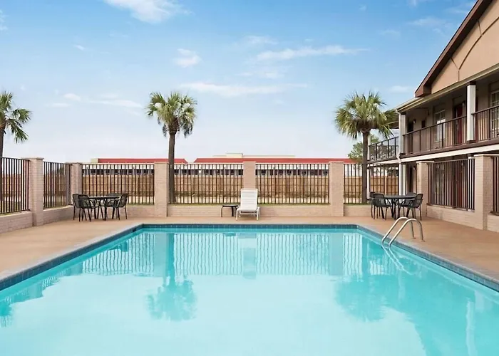 Super 8 By Wyndham Gulfport Airport Nw Near Biloxi